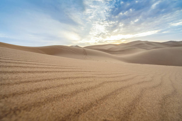 Piękny zachód słońca nad wydmami pustyni Sahara, Maroko, Afryka - Zdjęcie, obraz