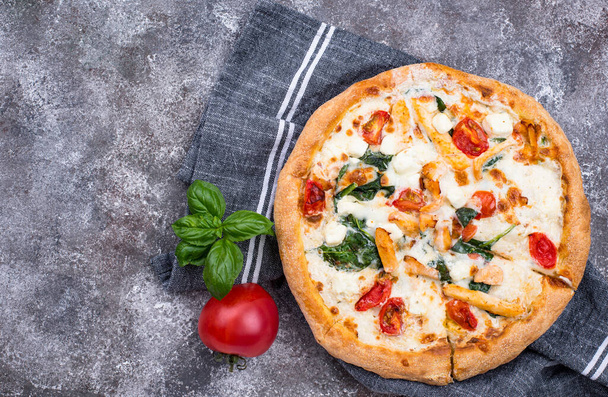 Pizza italiana con pomodoro, mozzarella e pollo
 - Foto, immagini