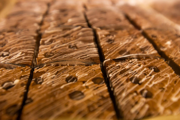 Κλείσιμο σπιτικών σοκολατένιων brownies που ψήνονται σε δίσκο Έτοιμο για νοστιμιά σε ένα διασκεδαστικό πάρτι. - Φωτογραφία, εικόνα