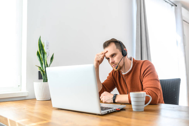 The guy uses hands-free headsets to work from home - Φωτογραφία, εικόνα