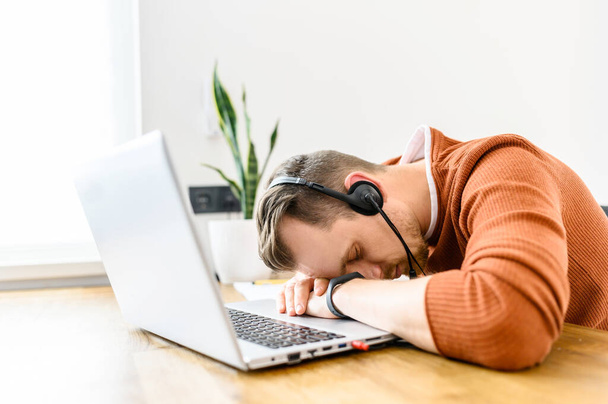 The guy with the headset sleep on workplace - Valokuva, kuva