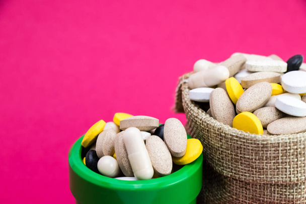 flacone medicinale senza etichetta su sfondo rosa. vista da vicino farmaceutico. sfondo rosa
 - Foto, immagini