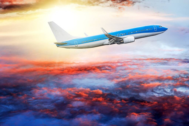 Flugzeug vor dem Hintergrund des Himmels - Foto, Bild