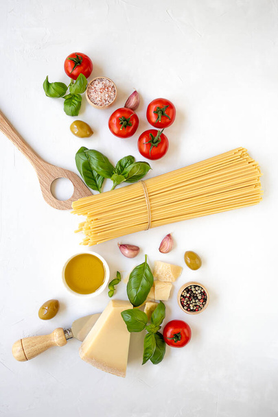 Conjunto de produtos para cozinhar massas tradicionais italianas. Ingredientes crus, vista superior, horizontal
 - Foto, Imagem