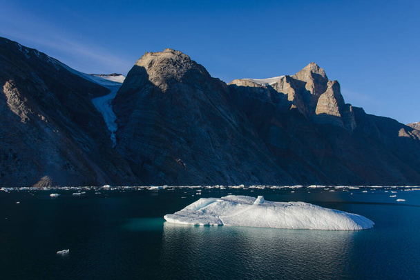 Grónsko krajina s krásnými barevnými skály a ledovcem. - Fotografie, Obrázek
