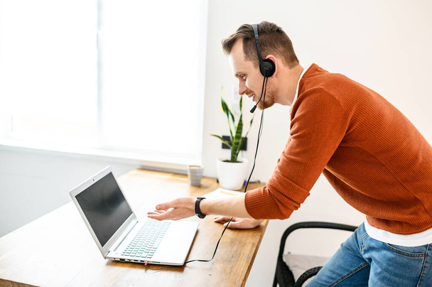 A guy uses a headset for video call - Foto, Imagem