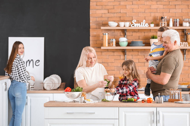 キッチンで一緒に大きな家族料理 - 写真・画像
