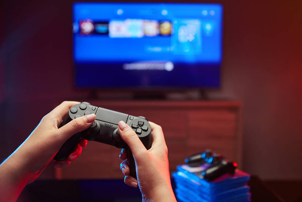 Gamer hält Gamepad, Controller oder Videospielkonsole in den Händen. Nahaufnahme, Spielkonzept - Foto, Bild