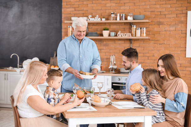 Grote familie dineren samen in de keuken - Foto, afbeelding