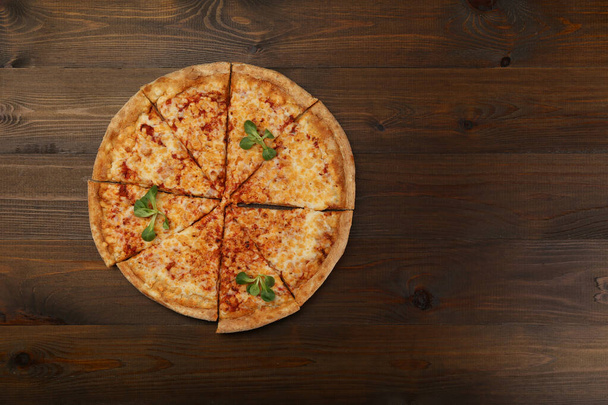 pizza w stylu rustykalnym widok z miejsca na kopiowanie na ciemnym tle - Zdjęcie, obraz