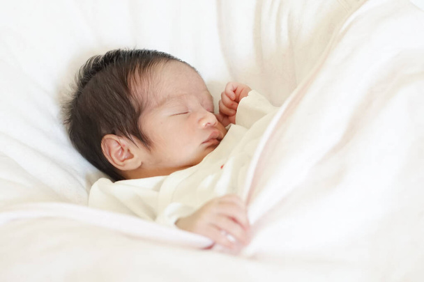 infant baby sleeping on white bed sheets with soft Pink blanket - Valokuva, kuva
