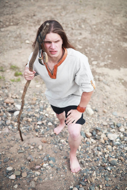 Un homme en vêtements ethniques est un paysan scandinave
 - Photo, image