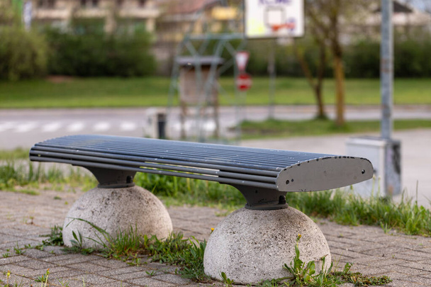Opuštěná lavička v městském parku v těsné blízkosti koncepce prázdných městských míst kvůli uzamčení pro pandemii koronaviru nebo Covid-19 - Fotografie, Obrázek