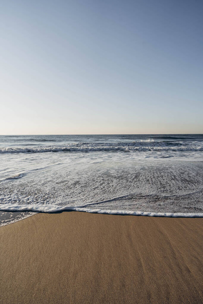 Näkymä Atlantin valtameren hiekkaan ja aaltoihin Montaukissa Long Islandilla
 - Valokuva, kuva