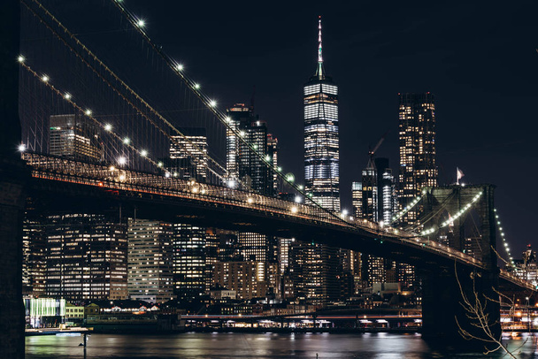 New York City, New York / USA - 8 de maio de 2020: Manhattan skyline à noite. Vista panorâmica da cidade de Nova Iorque e da ponte de Brooklyn à noite. Noite de imagem de alta qualidade Nova York
 - Foto, Imagem