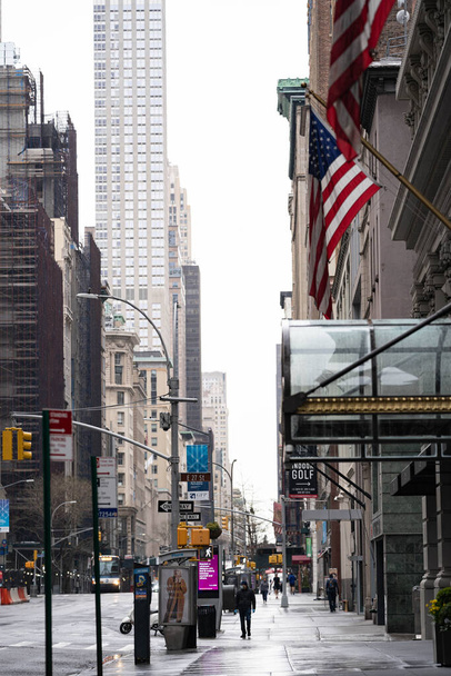 Манхэттен Нью-Йорк / США - 26 марта 2020 года: пустые улицы Нью-Йорка на Таймс-сквер 42-я улица во время пандемического вируса Covid-19 - Фото, изображение