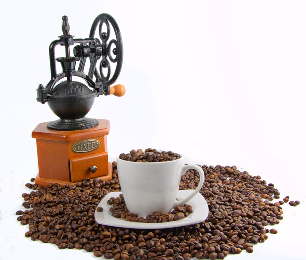 старая ручная мельница с кофейными зёрнами
 - Фото, изображение