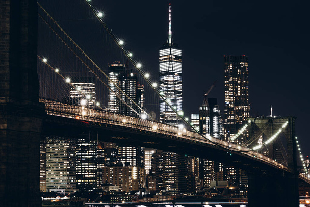 New York City, New York / USA - 8 mei 2020: Manhattan skyline 's nachts. Scenic uitzicht op New York City en Brooklyn brug 's nachts. Hoge kwaliteit beeld nacht New York City - Foto, afbeelding