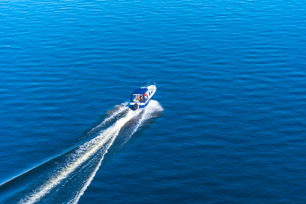 スピードボートは海を航海-トップビュー - 写真・画像
