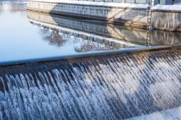 Wasser fällt aus einer Höhe von Flusstor - Foto, Bild