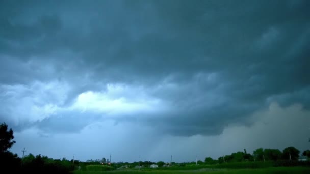 Stürmischer Himmel über der Provinz. Ranch. Bauernhof. Sturm und Regen. - Filmmaterial, Video