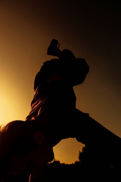 Handstand move uitgevoerd door een jonge atletische man in een stedelijk gebied - Foto, afbeelding