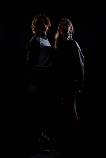 Muotokuva viileä nuori siluetti mies ja nainen yllään trendikäs tyylikäs vaatteita
 - Valokuva, kuva