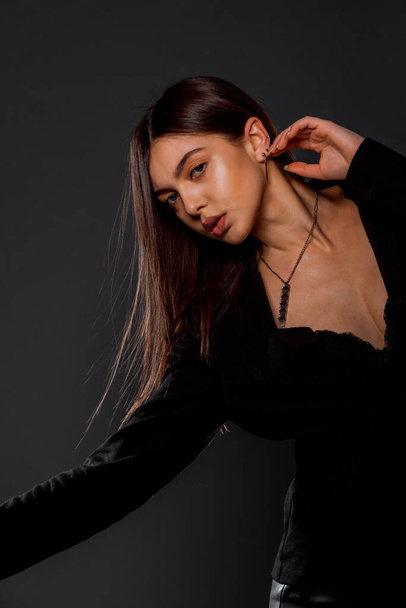 Retrato de uma bela modelo feminina posando em top preto na moda - Foto, Imagem
