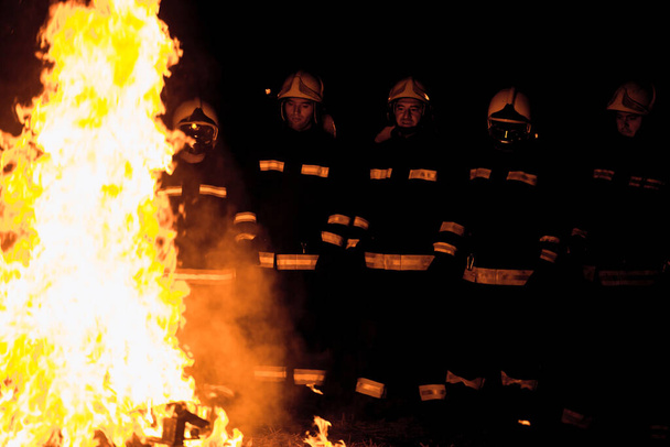 火災の危険を排除するために使用される様々なツールを準備消防士 - 写真・画像