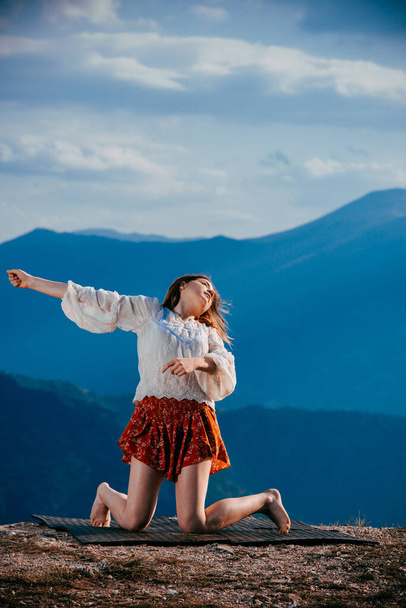 Estilo moderno silhueta dançarina feminina enquanto dança na saia contra o céu azul
 - Foto, Imagem