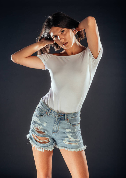 Φωτογραφία σώματος ενός ελκυστικού γυναικείου μοντέλου μόδας που ποζάρει με μοντέρνα ρούχα - Φωτογραφία, εικόνα