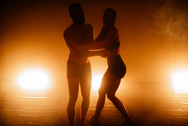 Hedendaagse danser die traint tijdens een dansles - Foto, afbeelding
