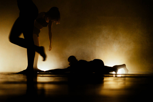 Contemporary dancing performers in dance practice class - Zdjęcie, obraz