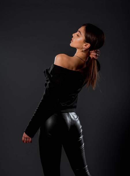 Test lövés egy hűvös fiatal nő visel modern stílusú ruházat - Fotó, kép
