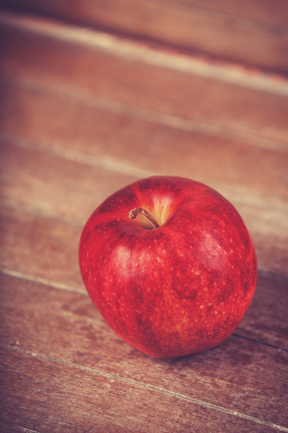 mela rossa sul tavolo di legno - Foto, immagini