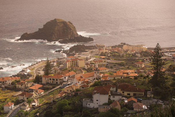 η πόλη Porto Moniz στη νήσο Μαδέρα στον Ατλαντικό Ωκεανό της Πορτογαλίας. Μαδέρα, Porto Moniz, Απρίλιος, 2018 - Φωτογραφία, εικόνα