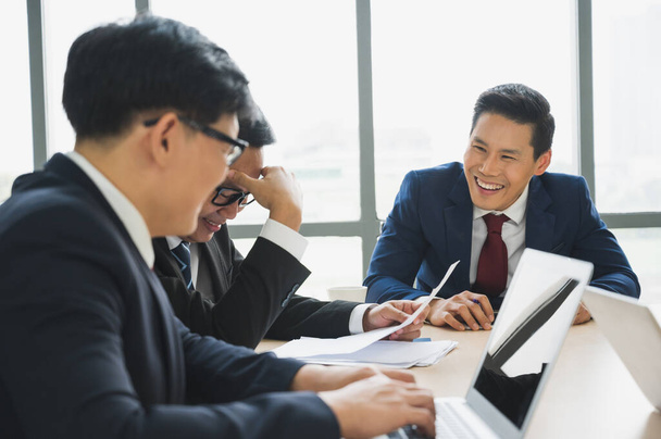 アジアのビジネスマンチームが財務統計を分析しています。ビジネスマンのチーム会議の議論オフィスで企業の概念. - 写真・画像