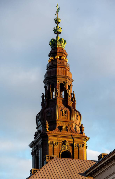Una toma de ángulo bajo de la torre del Palacio de Christiansburg
 - Foto, imagen