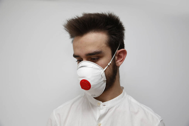 Mascarilla homologada para prevenir el coronavirus COVID-19 reduce el riesgo de propagacin de la infeccin al cubrirse la nariz y la boca al toser y estornudar. - Photo, Image