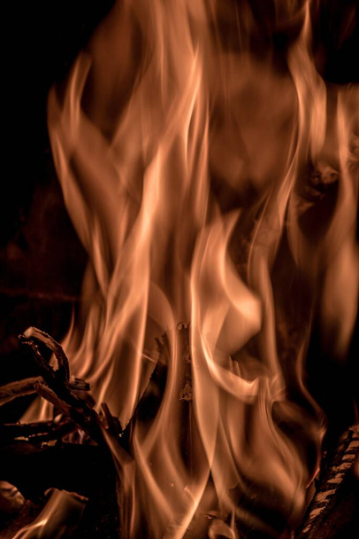 A vertical closeup shot of a bonfire with a dark background - Foto, Imagem
