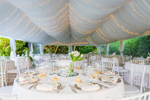 パーティーや結婚式のレセプションのために飾られたテーブル - 写真・画像