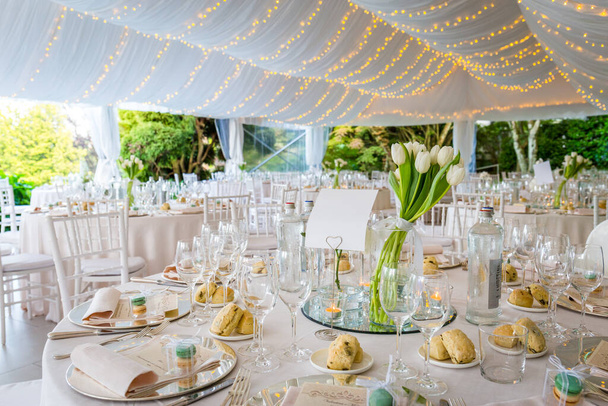 Tables décorées pour une réception de fête ou de mariage
 - Photo, image