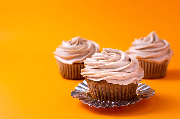 Cupcakes sobre un fondo colorido
 - Foto, imagen