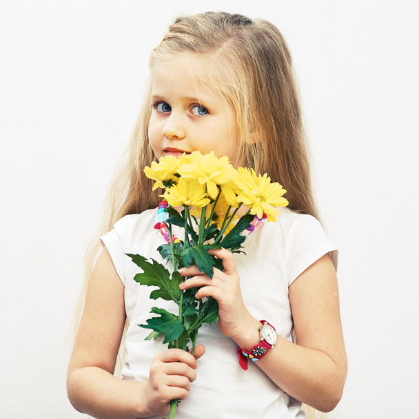 Girl hold flowers - Foto, afbeelding