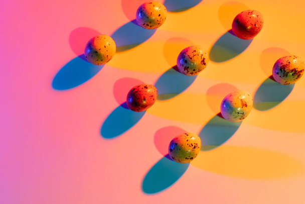 Velikonoční křepelky vejce na barevném jasném pozadí se stíny. - Fotografie, Obrázek