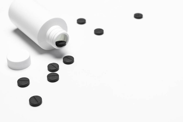 Bílá lahvička s léky - pilulky nebo tablety izolované na bílém pozadí. Pro kopírovací prostor. - Fotografie, Obrázek