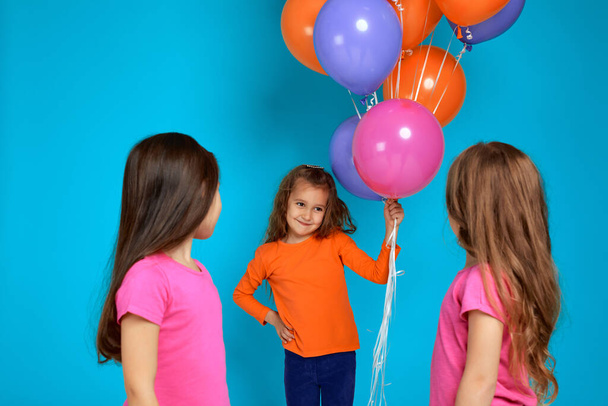Smiling little children girls posing with bright colorful air balloons - Φωτογραφία, εικόνα