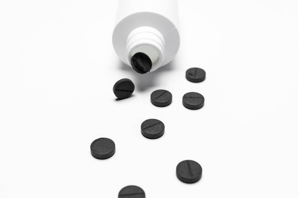 Bílá lahvička s léky - pilulky nebo tablety izolované na bílém pozadí. Pro kopírovací prostor. - Fotografie, Obrázek