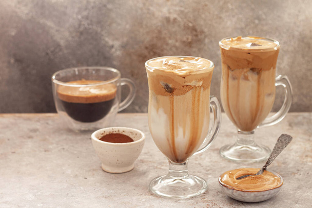 Ledová káva Dalgona, módní nadýchané krémové šlehané kávy. - Fotografie, Obrázek