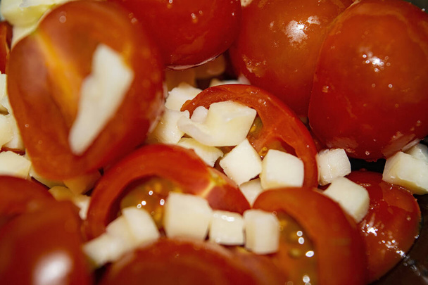 Vihannessalaattia viipaloidut tomaatit ja sipulit. Sulje se.
 - Valokuva, kuva